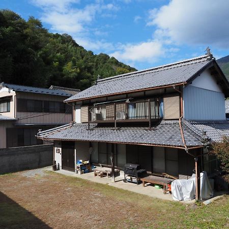四国旅行のhub拠点 古民家ゲストハウス Heso Camp Миёси Экстерьер фото