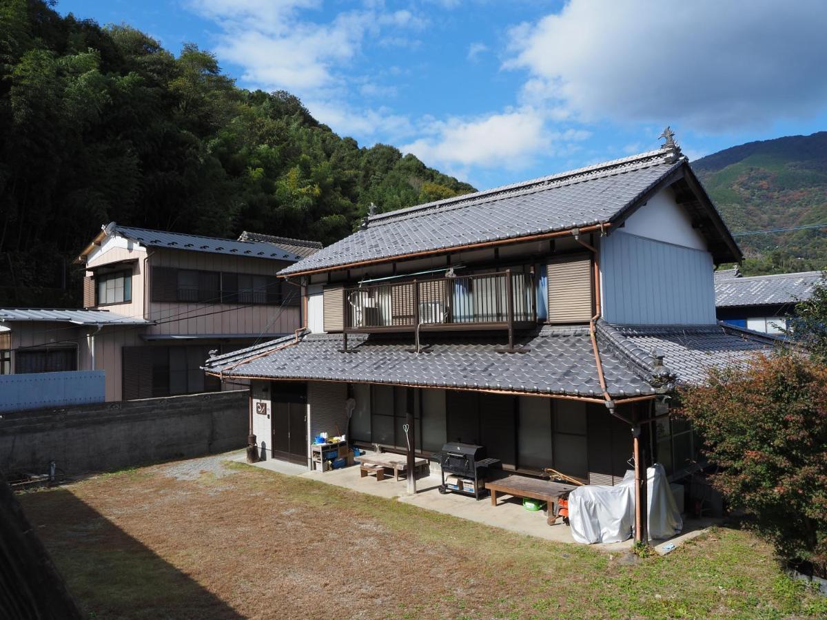四国旅行のhub拠点 古民家ゲストハウス Heso Camp Миёси Экстерьер фото